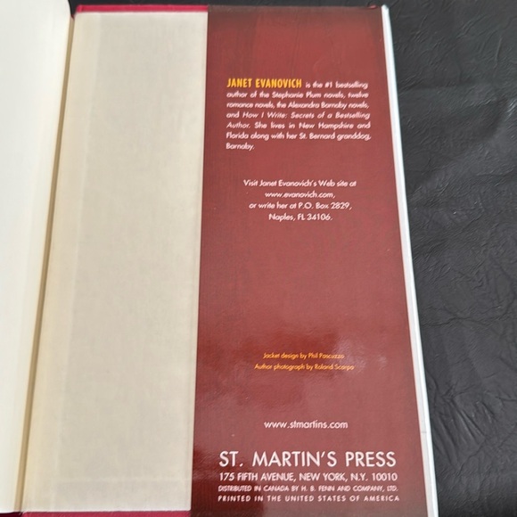 Book, “FINGER LICKIN’ FIFTEEN” by Janet Evanovich, EUC, 308 pages, $28 Retail - Picture 7 of 8